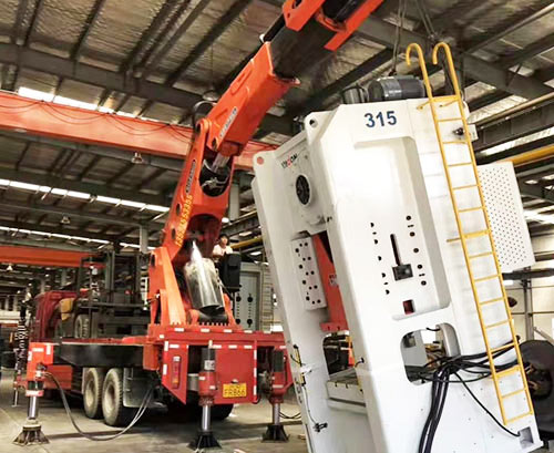 新密附近随车吊出租，轻松解决运输难题