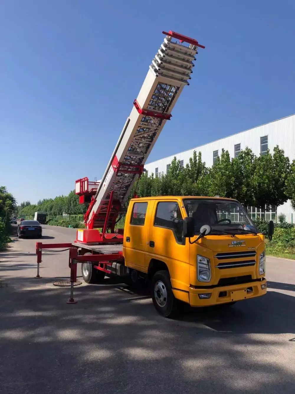 新密附近的云梯车出租服务：轻松解决高空作业需求