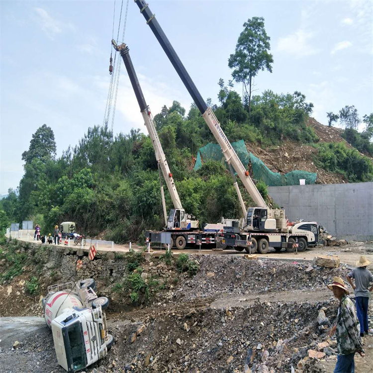 新密汽车掉沟里叫吊车救援要多少钱
